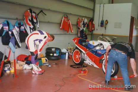 Vorbereitung der Maschine - Mugello Ostern 1996 (Foto Ruth)