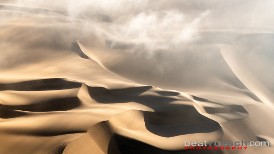 Rundflug über die Namib Wüste - Nebel ...